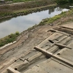 　京都市伏見区の桂川西岸の遺跡で見つかった、「中世淀城」の一画と考えられる堀の遺構＝４月（市埋蔵文化財研究所提供）