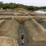 　京都市伏見区の桂川西岸の遺跡で見つかった、「中世淀城」の一画と考えられる堀の遺構＝４月（市埋蔵文化財研究所提供）