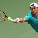 　テニスの全米オープン、１回戦でアルトゥール・ランデルクネクと対戦する島袋将＝３０日、ニューヨーク（ＡＰ＝共同）
