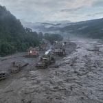 　洪水が発生した後の川＝３０日、ネパール中部ヌワコト郡（ＡＰ＝共同）