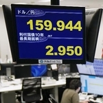 　１ドル１５９円台後半を付けた円相場と２・９５０％となった新発１０年債の利回りを示すモニター＝３１日午前、東京都港区の外為どっとコム