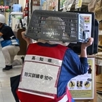 　「シェイクアウト訓練」を行う参加者＝３１日午後、高知県須崎市