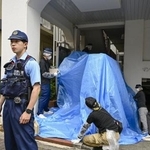 　遺体が見つかったマンションを捜索する捜査員＝６月２１日午後、神戸市中央区