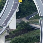 　地震の影響で橋梁（きょうりょう）や道路が損傷した南九州自動車道＝７月２９日、熊本県八代市（共同通信社ヘリから）