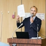 　ウイグル族男性の証言を紹介する日本ウイグル協会の担当者＝３１日午前、東京都千代田区