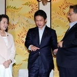 　記者団への取材対応を終え、席を立つ（左から）公明党の竹谷代表、中道改革連合の小川代表、立憲民主党の水岡代表＝３１日午後、国会