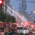 　伊勢神宮外宮近くの明倫商店街の火災で、消火活動する消防隊員＝３１日午後６時３０分ごろ、三重県伊勢市