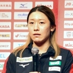 　バレーボール女子のアジア選手権から帰国し、記者会見する日本代表主将の石川＝３１日、羽田空港