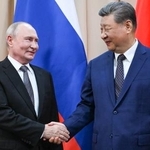 　握手するロシアのプーチン大統領（左）と中国の習近平国家主席＝３１日、ビシケク（タス＝共同）