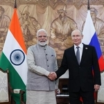 　会談したインドのモディ首相（左）とロシアのプーチン大統領＝８月３１日、ビシケク（タス＝共同）