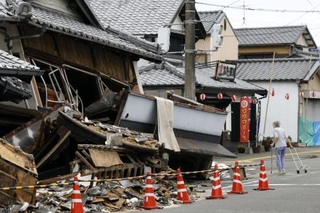 　地震で倒壊した熊本県氷川町の家屋＝８月