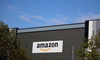 　アマゾンのロゴ＝２０２５年１０月、英マンチェスター（ロイター＝共同）