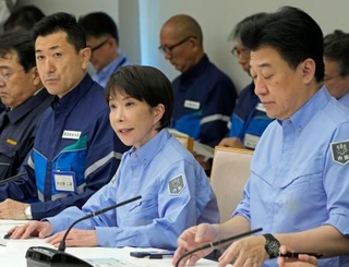 　首相官邸で開かれた緊急災害対策本部会議で発言する高市首相。右は木原官房長官、左は赤間防災相＝１日午前