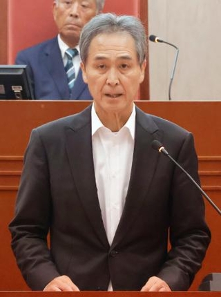 　茨城県常陸大宮市の市議会本会議で発言する鈴木定幸市長＝１日午前