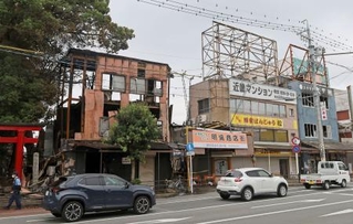 　火災から一夜明けた三重県伊勢市の明倫商店街＝１日午前