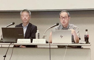 　原子力損害賠償・廃炉等支援機構が福島市で開いた対話集会で発言する更田豊志廃炉総括監（右）＝８月