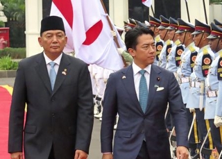 　インドネシアのシャフリィ国防相（左）との会談前に歓迎式典に臨む小泉防衛相＝５月、ジャカルタ（共同）