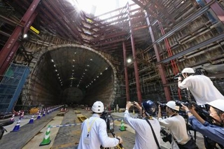 　報道陣に公開されたリニア中央新幹線神奈川県駅（仮称）の工事現場。左は名古屋方面へのトンネル＝２０２５年６月、相模原市