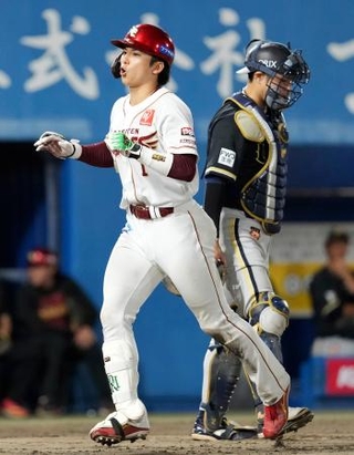 　７回、２打席連続の本塁打を放った楽天・宗山＝秋田