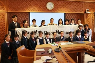 　記念撮影する高校生平和大使＝１日、スイス・ジュネーブ（共同）
