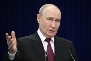 　２日、キルギス・ビシケクで記者会見するロシアのプーチン大統領（タス＝共同）