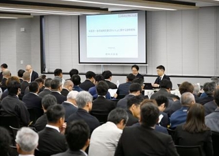 　米国産の生鮮ジャガイモの輸入解禁に向けた手続きの進捗を生産農家らに報告する説明会が開かれた会場＝２日午前、北海道帯広市