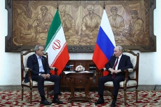 　１日、キルギス・ビシケクで会談するロシアのプーチン大統領（右）とイランのペゼシュキアン大統領（イラン大統領府提供・ゲッティ＝共同）