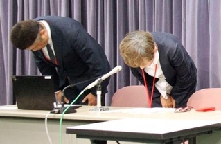 　記者会見で社主のハラスメント事案について謝罪する東京エムケイの松原京美社長（右）ら＝２日午後、国交省