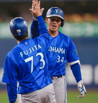 　１０回、代打で適時打を放ち、喜ぶＤｅＮＡ・宮下＝京セラドーム