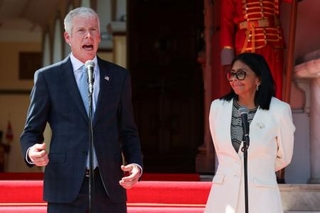 　記者会見するベネズエラのロドリゲス暫定大統領（右）と米エネルギー省のライト長官＝２日、カラカス（ロイター＝共同）