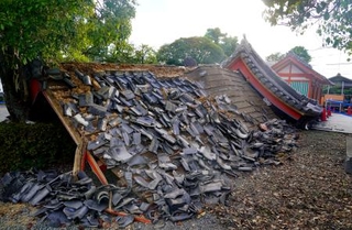 　熊本地震で楼門などが倒壊した八代神社＝２日、熊本県八代市