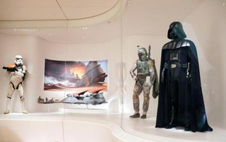 　ジョージ・ルーカス監督らが設立した美術館で、展示された「ダース・ベイダー」の衣装（右）など＝２日、米ロサンゼルス（共同）