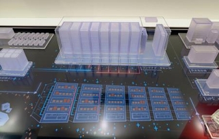 　データセンターの設備の模型など＝３日午後、東京都千代田区