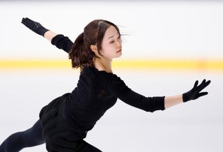 　公式練習で調整する島田麻央＝田中貴金属アイスアリーナ