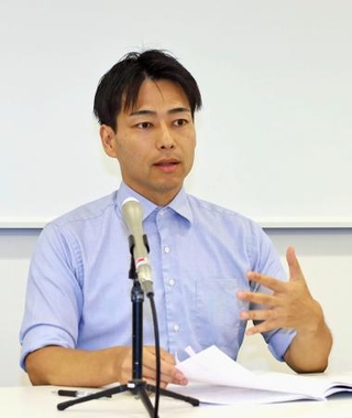 　判決後に記者会見する原告代理人の西野裕貴弁護士＝３日午後、福岡市