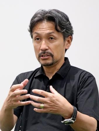 　取材に応じるサッカー女子日本代表「なでしこジャパン」の狩野倫久監督＝３日、千葉市内