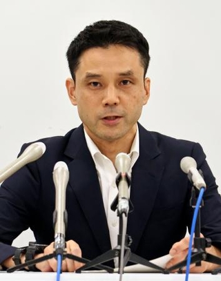 　記者会見する前人事部長の久保田淳氏＝３日午後、横浜市役所