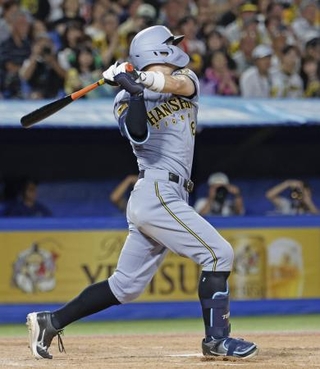 　５回阪神１死一塁、佐藤が左越えに２打席連続本塁打となる２ランを放つ＝神宮