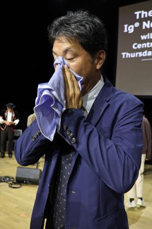　授賞式後、記者団に対し「正しいはなのかみ方」を実演する旭川医科大の高原幹教授＝３日、スイス・チューリヒ（共同）