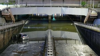 　千葉県の豪雨で冠水したのアンダーパス。立ち往生した車が水に漬かっていた＝８月、千葉市中央区