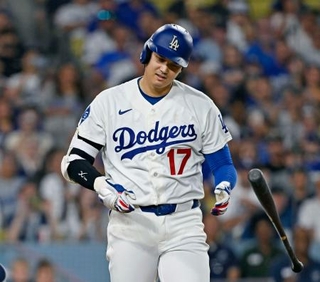 　２日のカージナルス戦の二回、死球を受けたドジャースの大谷＝ロサンゼルス（共同）