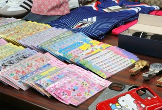 　知的財産権を侵害するとして、税関で輸入を差し止められた模倣品＝４日午後、財務省