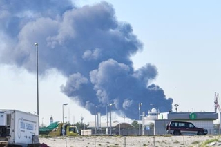 　４月、イランの無人機攻撃を受け、煙が上がるクウェート国際空港（ゲッティ＝共同）