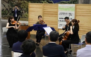 　九州交響楽団が福岡県庁ロビーで開催した無料コンサート＝４日午後