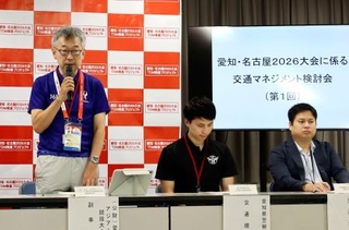 　アジア・アジアパラ大会の「交通マネジメント検討会」であいさつする組織委の松井直樹副事務局長（左）＝４日午前、名古屋市