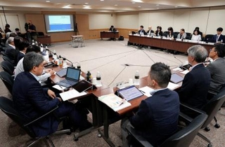 　「第３号被保険者制度」の対象縮小に向けた、厚労省の有識者検討会の初会合＝４日午後、東京都千代田区