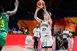 　マリ戦でシュートを放つ林＝ベルリン（（Ｃ）ＦＩＢＡ）