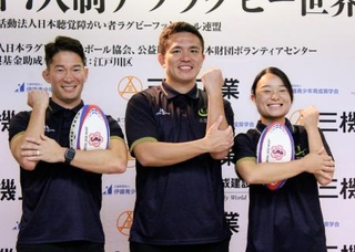 　ラグビーを表す手話で写真撮影に応じる、デフラグビー男子日本代表の（左から）大塚貴之と岸野楓＝東京都新宿区