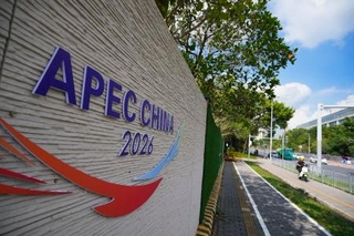 　中国広東省深セン市内に掲げられた「ＡＰＥＣ　ＣＨＩＮＡ　２０２６」のロゴ＝６月（共同）