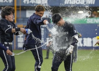 　１０回、サヨナラ打を放ち、ナインに祝福されるオリックス・太田（右）＝京セラドーム